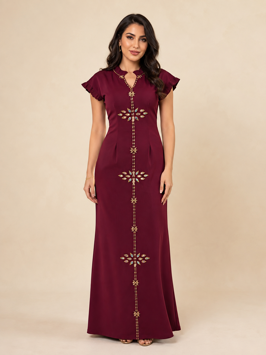 Robe Grenat — bijoux et volants portée par un mannequin, vue de face