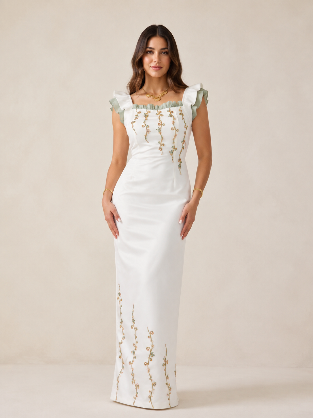 Robe Florale — volants et broderies portée par un mannequin, vue de face