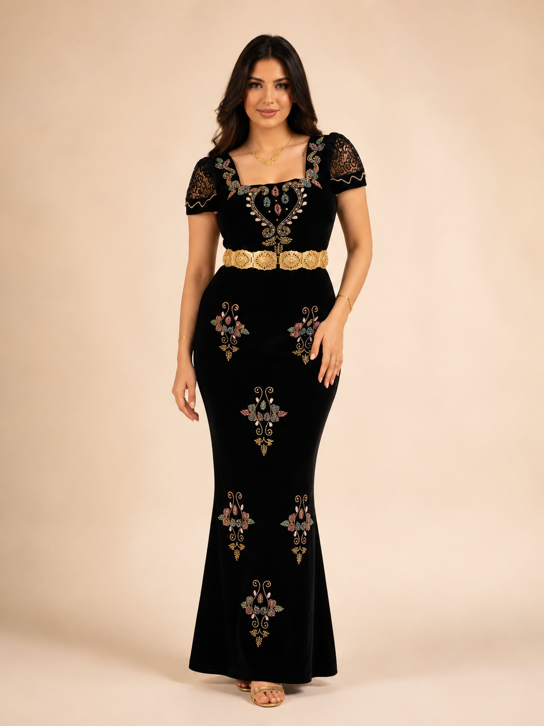 Robe Nocturne — broderies et ceinture dorée portée par un mannequin, vue de face