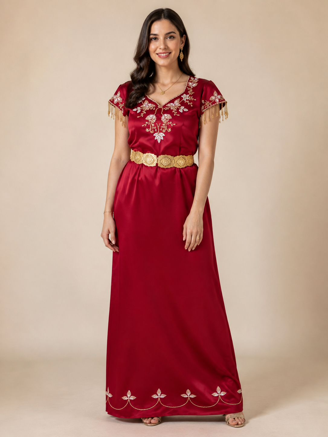 Robe Rubis — fleurs et ceinture dorée portée par un mannequin, vue de face